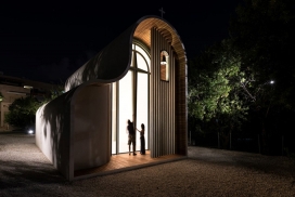 圣海伦烈士教堂-舒适亲切的温馨外观空间-位于希腊的小山村，临时搭建的穹顶结构，华丽的悬挂照明灯具，我们想起了几个钟乳石洞穴