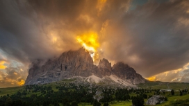 高清晰爆发的火山口壁纸