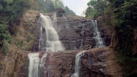 高清晰岩石瀑布壁纸