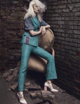 莎拉・阿布尼-现代化贵族风女装秀-How To Spend It杂志封面人像