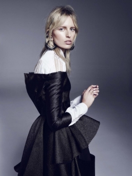 卡罗莱娜・科库娃-连衣裙-VOGUE时尚葡萄牙2015年10月-织物褶皱的时装秀