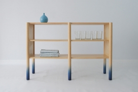 简单木架-充满多余的细节，一个渐变蓝色的腿，可用于存储书籍或物品
