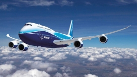 高清晰蓝天白云飞行的波音747飞机壁纸