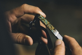 实验眼镜公司Shwood-自然氧化太阳镜，黄铜镶嵌模仿自然过程，闪闪发光的绿松石漩涡融合，共同打造一个迷人的外观。