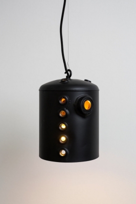 废弃的咖啡机锅炉吊灯-设计师回收废弃的锅炉与咖啡机，配合哑光粉末涂层，不对称发光孔，并把他们变成灯，不仅环保还漂亮个性