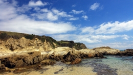 华丽的悬崖海洋海岸天空