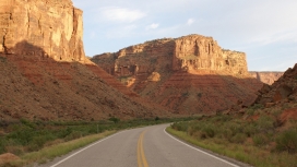 可爱的拱门国家公园马路壁纸