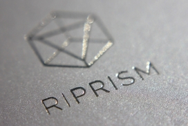 RiPrism-豪华的韩国和日本美甲配饰品牌设计-很漂亮的棱镜雕塑轮廓形状，形状看起来像两个正负立方体和金字塔的形状，棱角分明的造型，简洁线条展示产品高端的品牌定位