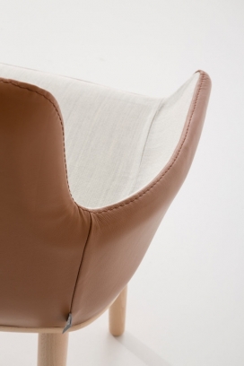 非对称几何椅子-软垫采用注入发泡聚氨酯制成。可以让你坐得舒服，同时可以竖起手臂使用平板电脑，转移到休息椅子，让你可以放松躺下来。