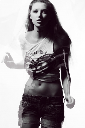 RANDOM 2015-玛丽亚黑白人像