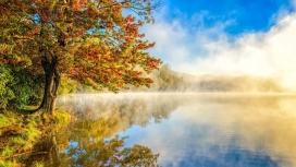 高清晰秋季水蒸气的湖面壁纸