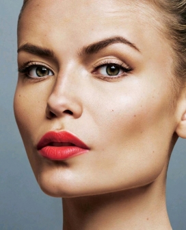 娜塔莎保利-S Moda杂志