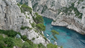 壮丽的绿松石河悬崖