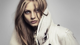 风衣女郎-安娜・塞莱茨妮娃