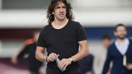 观看比赛喝饮料的-卡莱斯・普约尔