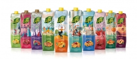 Life Juices-生命果汁-一个强大的货架展示能够捕捉消费者的眼球。