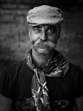 GOOD NEW DAYS-男性黑白人像