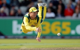 跳跃的乔治・贝利板球运动员