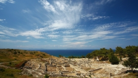 罗汉山遗址的天空树木