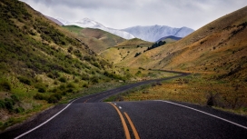 漂亮的绿峰丘陵街