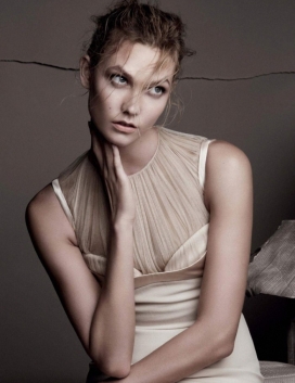 卡莉・克劳斯-闪闪发光的晚礼服，一个现代的西方文明-VOGUE英国时尚2015年12月