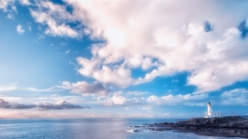 蓝天白云下的灯塔壁纸