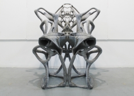 巴特利特学生创造的树脂混合物自立椅子