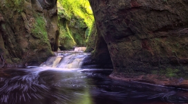 高清晰山涧岩石瀑布溪流壁纸