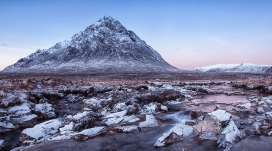 高清晰被雪覆盖的火山壁纸