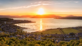 夕阳下的湖景小镇壁纸