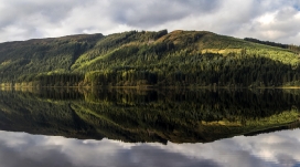 高清晰绿湖倒影美景壁纸