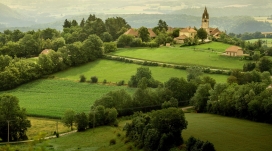 法国阿尔卑斯绿色山脉古楼