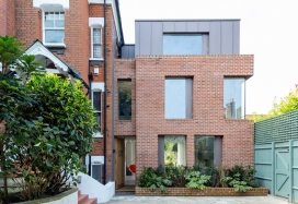 伦敦三层高的红砖房子-双高窗墙是其特点，墙后面还隐藏了间小阁楼，外观看上去比较普通，不过很实用