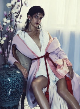 阿斯特丽德-VOGUE时尚澳大利亚-灰色奢华披肩式围巾和服人像