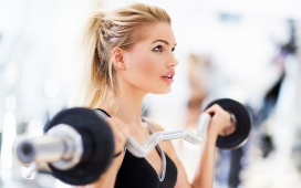 举重的金发女郎