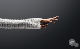 两只手第一到达-THE STUDIO SALE平面广告