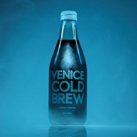 清晰脱颖而出的Venice Cold Brew短瓶啤酒-一个大胆图形的外观，配合其独特明亮的味道