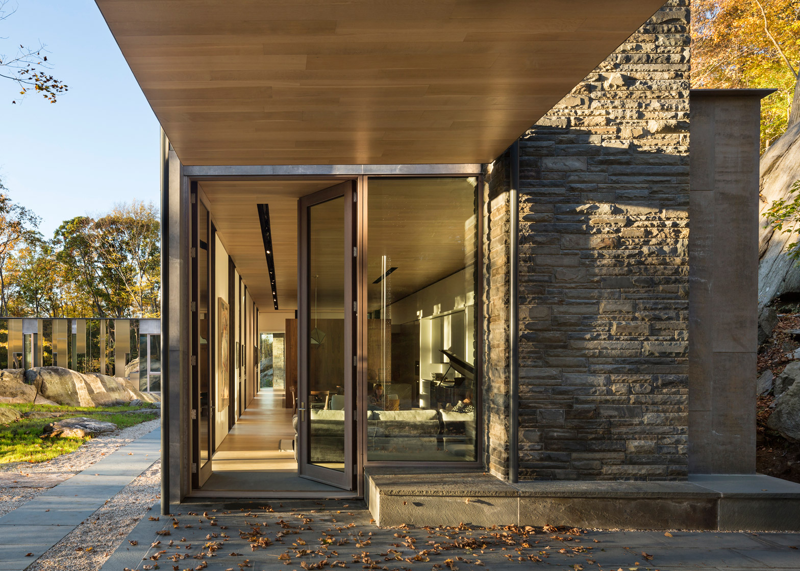 磅岭镜面房子-位于西切斯特县岭磅镇,5250平方英尺(487平方米)的房子,建在布满巨石、树木山脊上,外墙面上有四种不同的材质:镀锌铜,拉丝不锈钢,抛光不锈钢和玻璃。抛光的不锈钢,最为突出,看上去像一面镜子,反映周围的地形和天空。看上去近乎神奇的感觉---酷图编号1154927