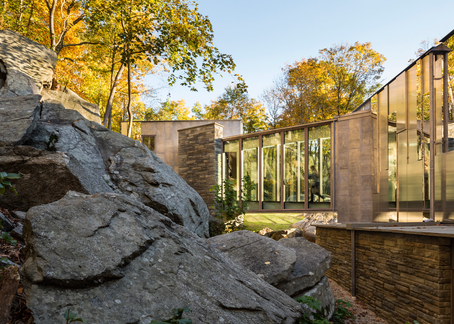 磅岭镜面房子-位于西切斯特县岭磅镇,5250平方英尺(487平方米)的房子,建在布满巨石、树木山脊上,外墙面上有四种不同的材质:镀锌铜,拉丝不锈钢,抛光不锈钢和玻璃。抛光的不锈钢,最为突出,看上去像一面镜子,反映周围的地形和天空。看上去近乎神奇的感觉---酷图编号1154928