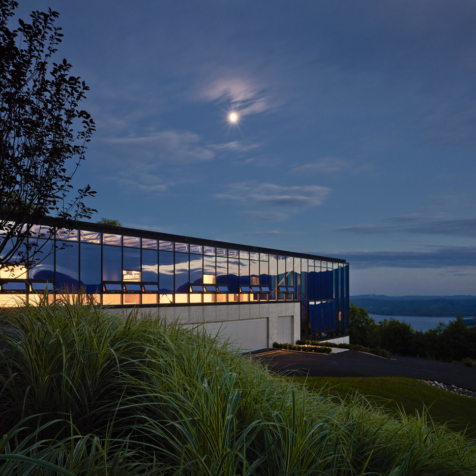 磅岭镜面房子-位于西切斯特县岭磅镇,5250平方英尺(487平方米)的房子,建在布满巨石、树木山脊上,外墙面上有四种不同的材质:镀锌铜,拉丝不锈钢,抛光不锈钢和玻璃。抛光的不锈钢,最为突出,看上去像一面镜子,反映周围的地形和天空。看上去近乎神奇的感觉---酷图编号1154929