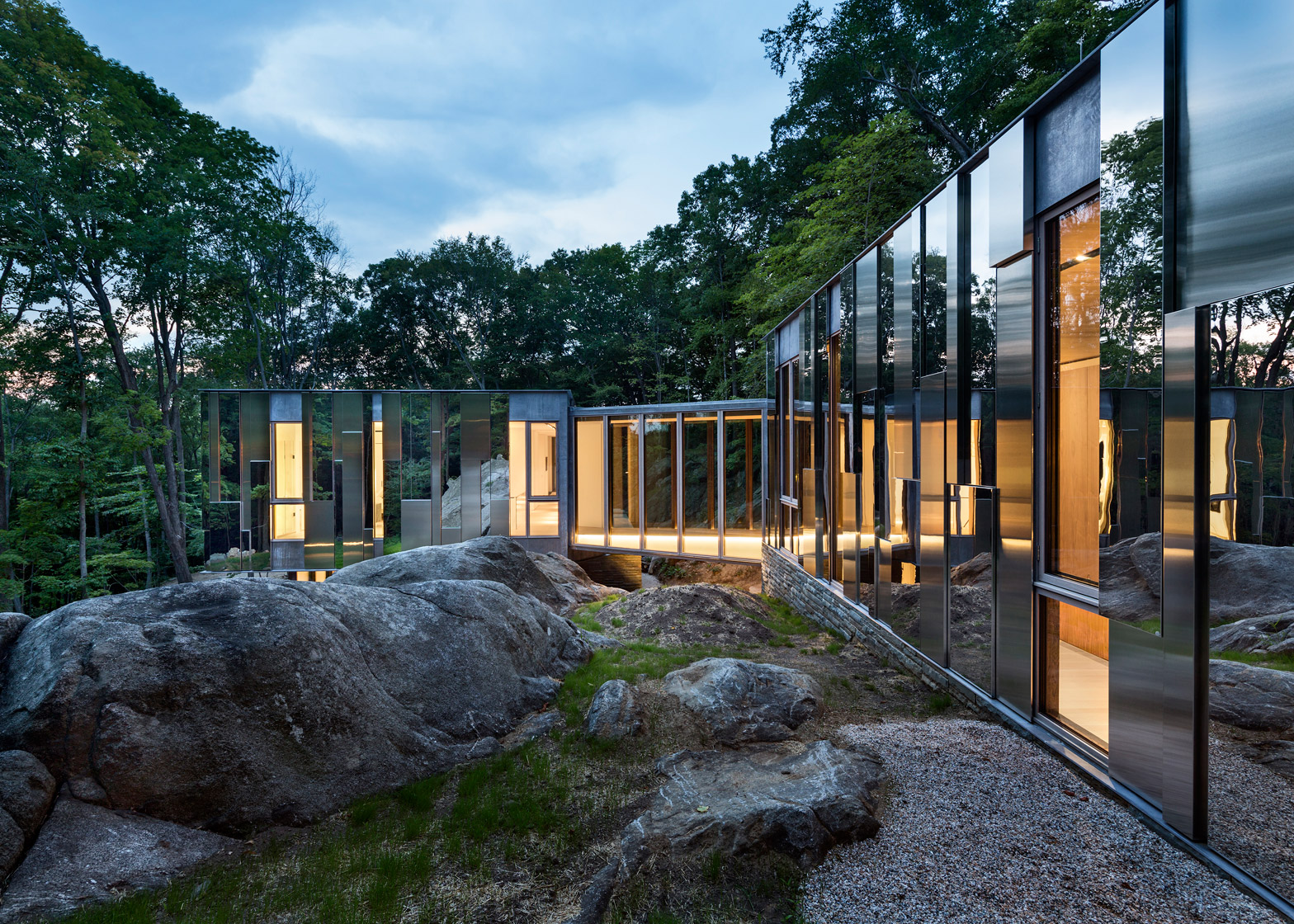 磅岭镜面房子-位于西切斯特县岭磅镇,5250平方英尺(487平方米)的房子,建在布满巨石、树木山脊上,外墙面上有四种不同的材质:镀锌铜,拉丝不锈钢,抛光不锈钢和玻璃。抛光的不锈钢,最为突出,看上去像一面镜子,反映周围的地形和天空。看上去近乎神奇的感觉---酷图编号1154930