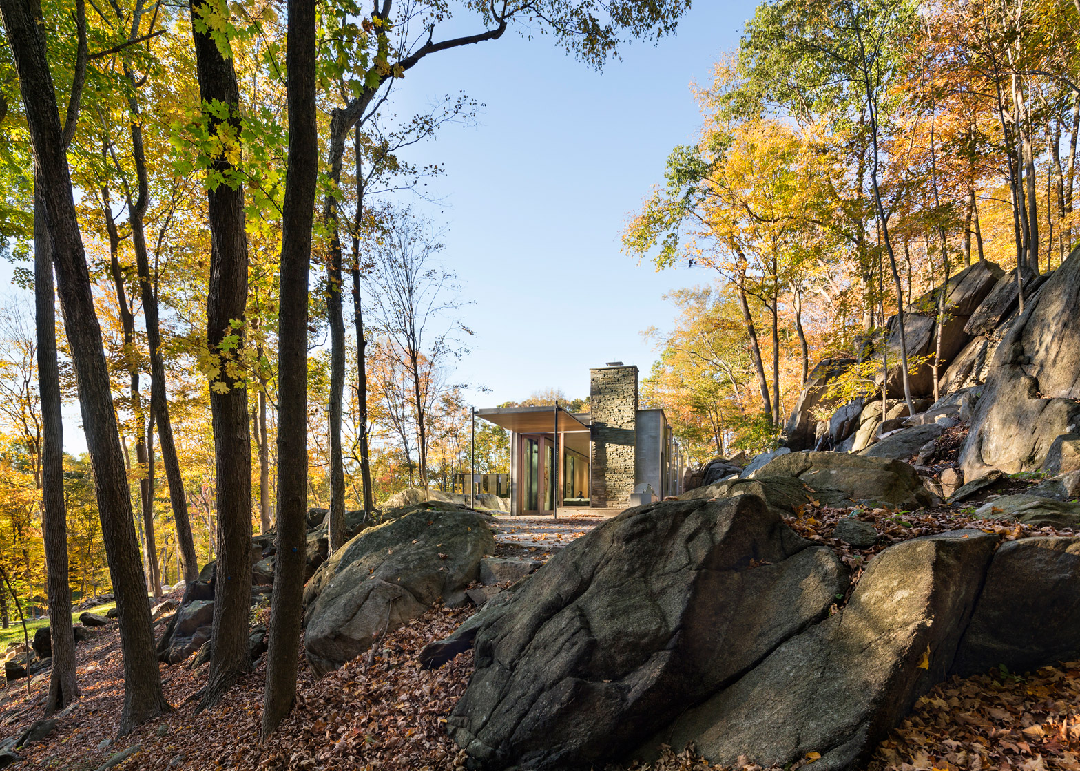 磅岭镜面房子-位于西切斯特县岭磅镇,5250平方英尺(487平方米)的房子,建在布满巨石、树木山脊上,外墙面上有四种不同的材质:镀锌铜,拉丝不锈钢,抛光不锈钢和玻璃。抛光的不锈钢,最为突出,看上去像一面镜子,反映周围的地形和天空。看上去近乎神奇的感觉---酷图编号1154931