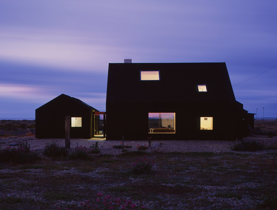 建在海滩上的黑色房子-建造师改造老渔夫的小屋,可以观望辽阔的海滨