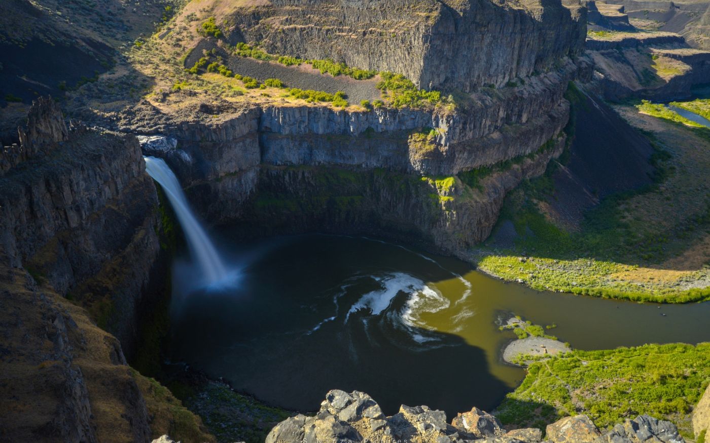 高清晰壮观春季山川瀑布美景壁纸图集下载图片