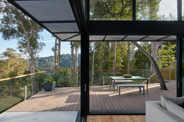 一个加利福尼亚的家-建在山坡上,采用太阳能光伏发电系统,有大的窗户,还有小型分体式热泵供暖能量系统,是一栋开放式、可持续、节能的。2875平方英尺,有五间卧室,其中三个被设计为灵活的空间,---酷图编号1162788