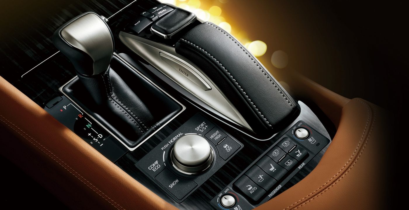 不露声色却始终难掩杰出本色-高清晰雷克萨斯LS汽车奢华内饰壁纸图片