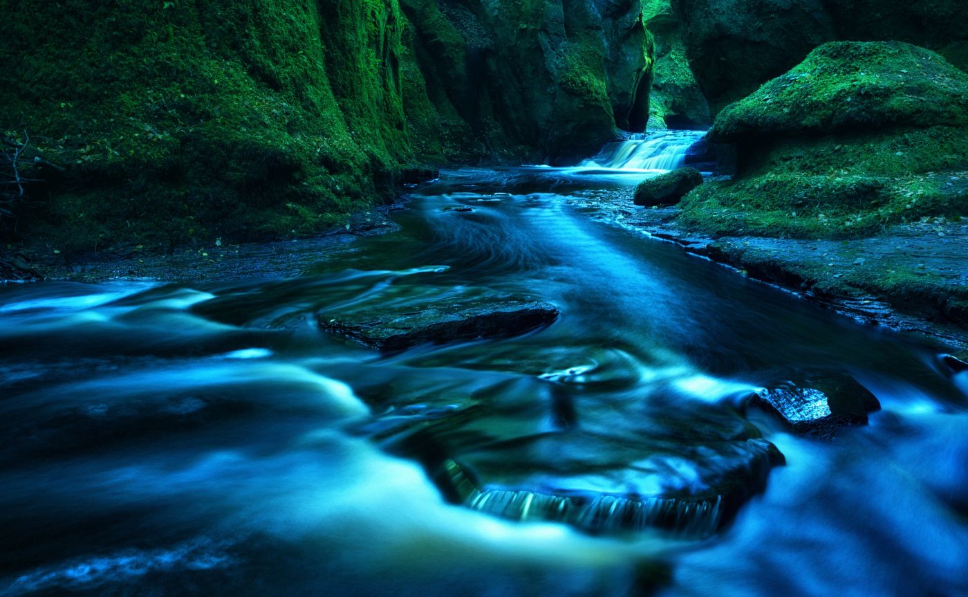 高清晰苏格兰魔鬼潭溪流壁纸图片
