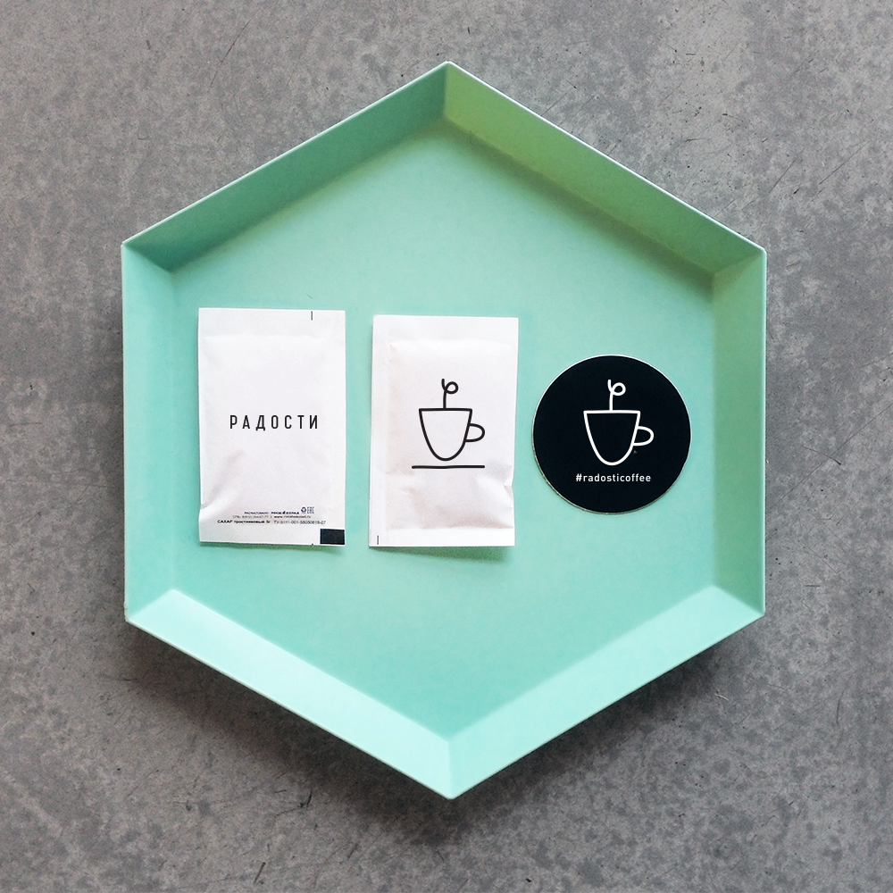 圣彼得堡Radosti Coffee家族式咖啡品牌设计-充满了绿色的植物,光线和空气的连接,简约的排版和单色的调色板,非常有视觉创意---酷图编号12