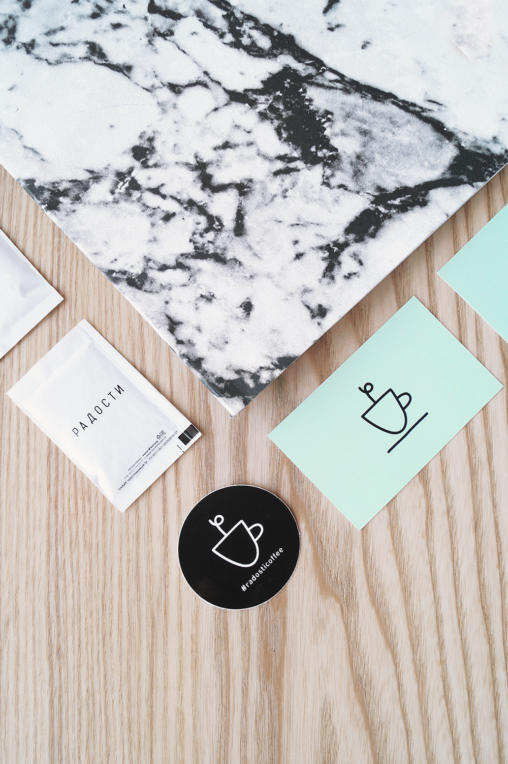 圣彼得堡Radosti Coffee家族式咖啡品牌设计-充满了绿色的植物,光线和空气的连接,简约的排版和单色的调色板,非常有视觉创意---酷图编号6