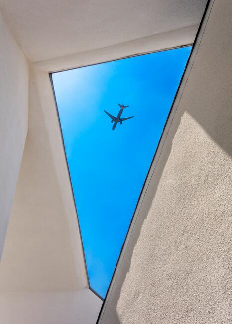 南加利福尼亚建筑学院设计的ivrv黑屋-住宅建在大洛杉矶章人类家园附近,一个非营利组织,为无家可归者的人构建了需要。占地1185平方英尺,两层的家包含三间卧室和两个完整的浴室。顶部有三角玻璃套在屏幕,让光线和空气进入庭院和车库,同时也保护了家庭的入侵者。因此可以在感觉家庭的安全的同时享受时光---酷图编号1163296